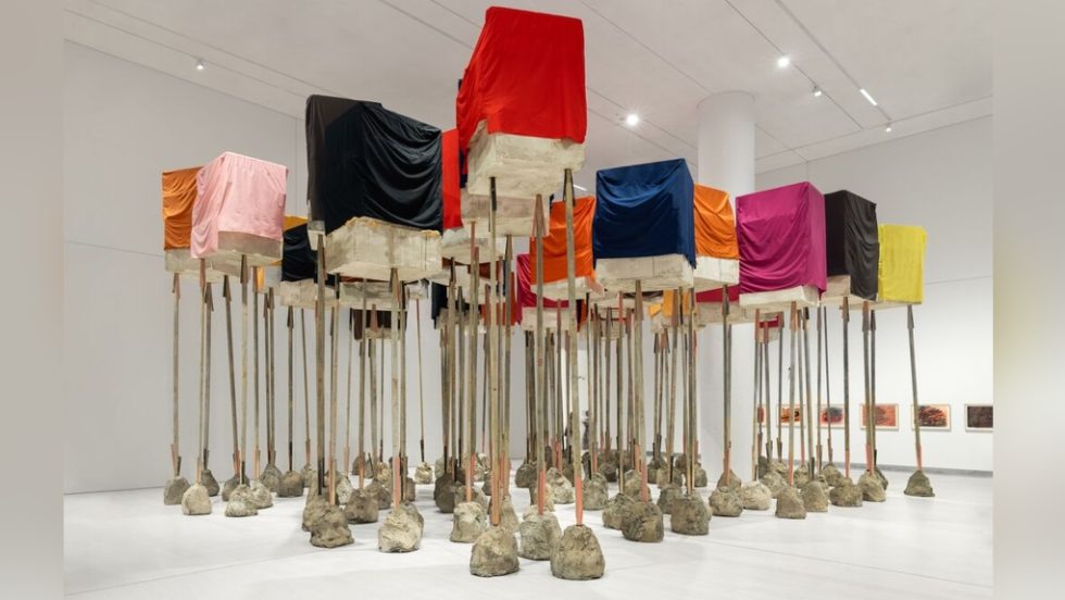 Aποψη εγκατάστασης έκθεσης Phyllida Barlow. RIG: untitled; blocks, ΕΜΣΤ